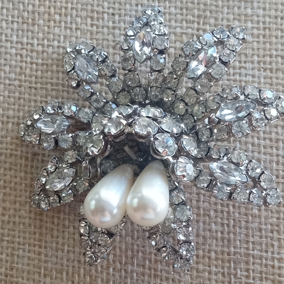 Weiss VTG Faux Pearls Rhinestones Unique Signed Mid-Century  Brooch - Picture 11 of 16